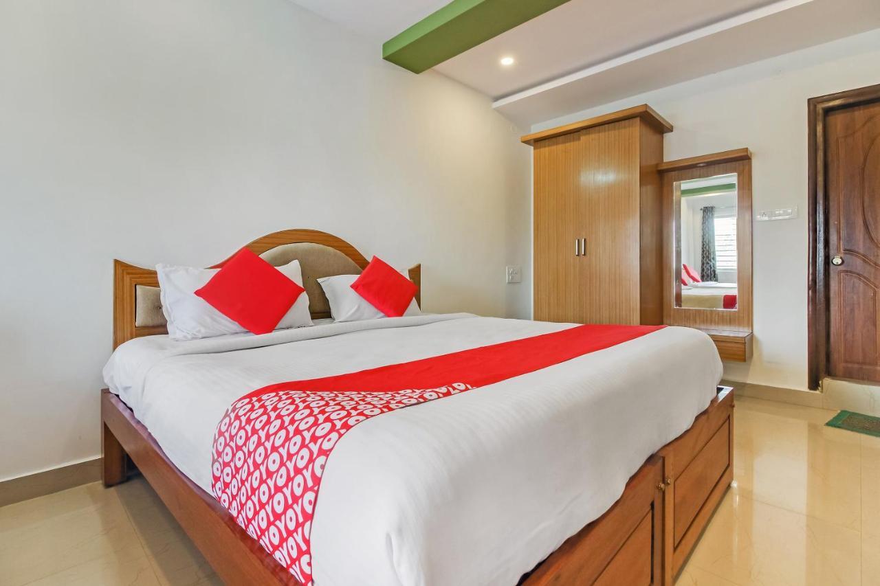Oyo 28303 Yesh Comforts Hotel Madikeri Bagian luar foto