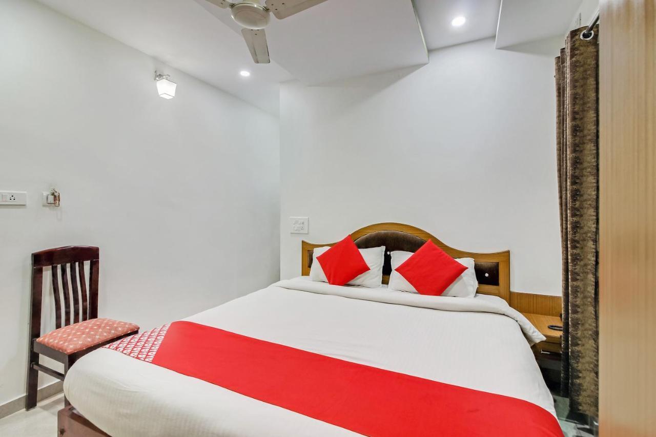 Oyo 28303 Yesh Comforts Hotel Madikeri Bagian luar foto