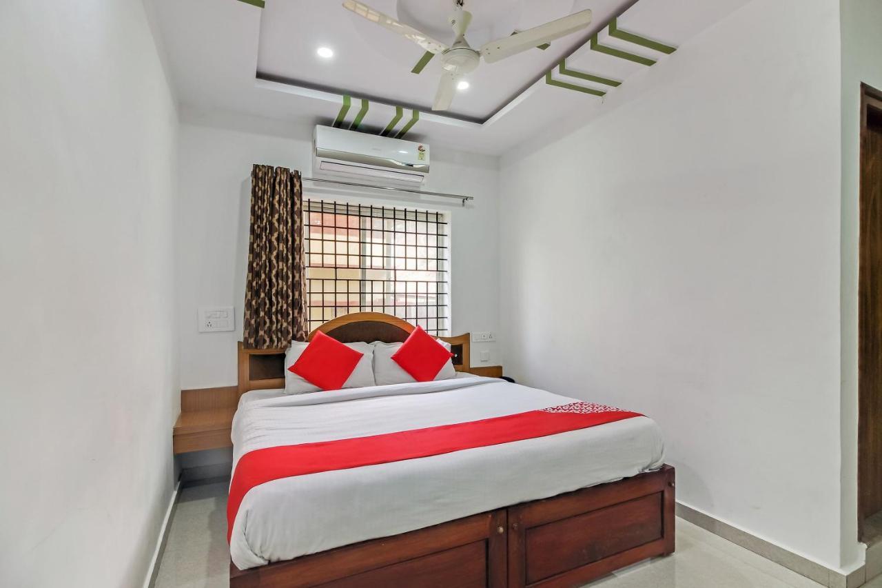 Oyo 28303 Yesh Comforts Hotel Madikeri Bagian luar foto
