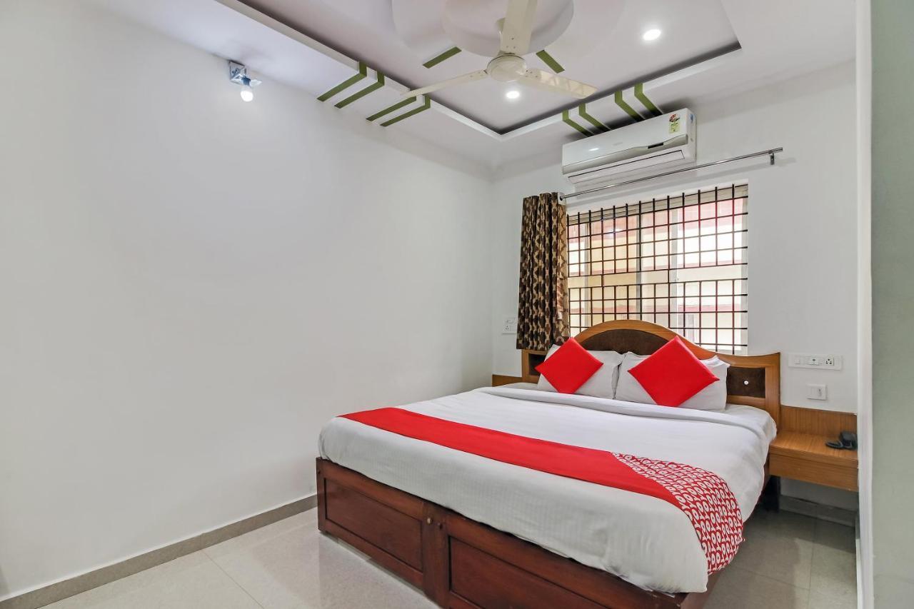Oyo 28303 Yesh Comforts Hotel Madikeri Bagian luar foto