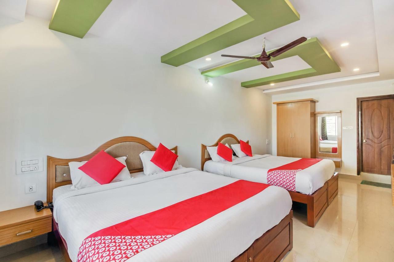 Oyo 28303 Yesh Comforts Hotel Madikeri Bagian luar foto