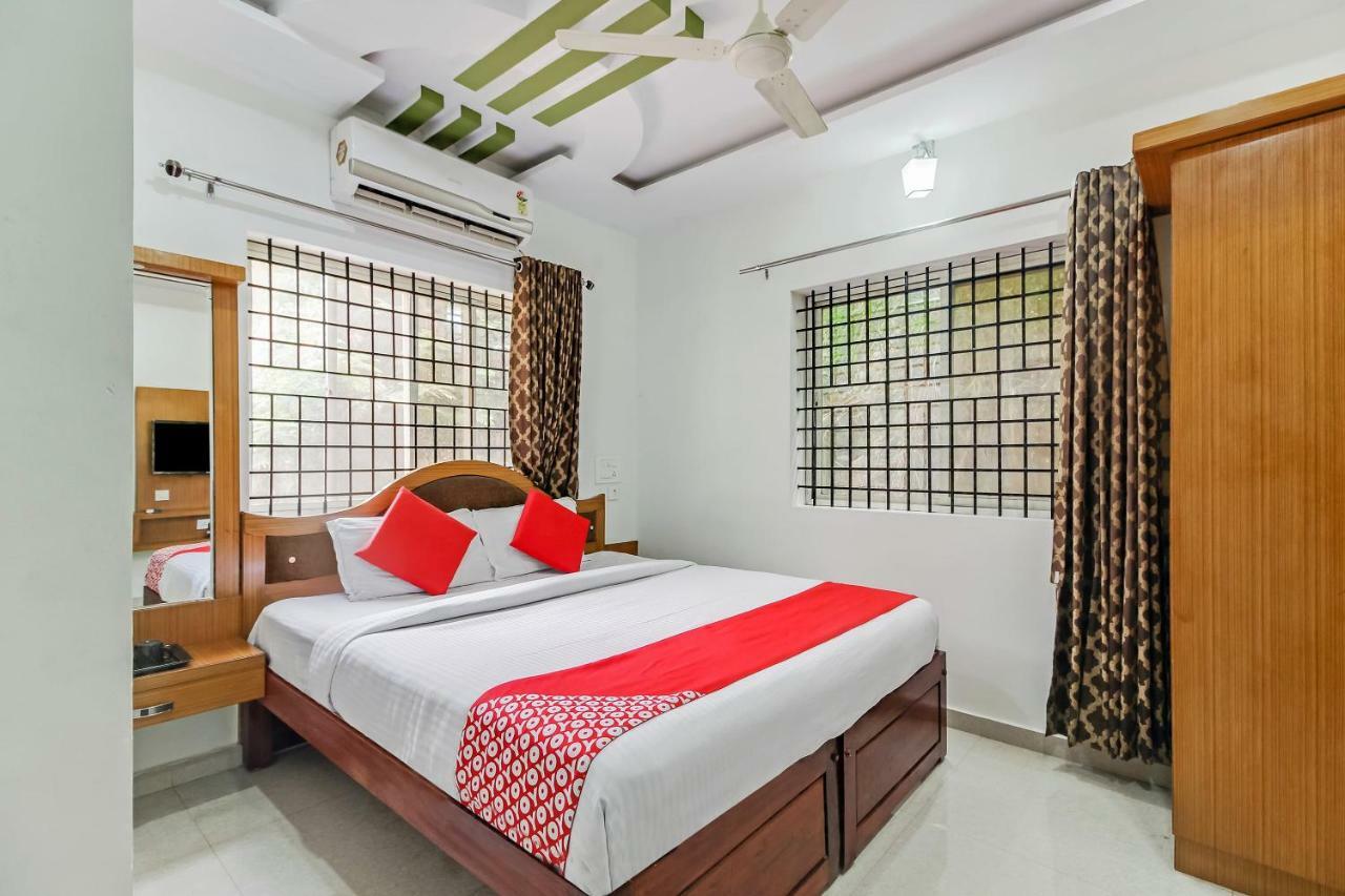 Oyo 28303 Yesh Comforts Hotel Madikeri Bagian luar foto