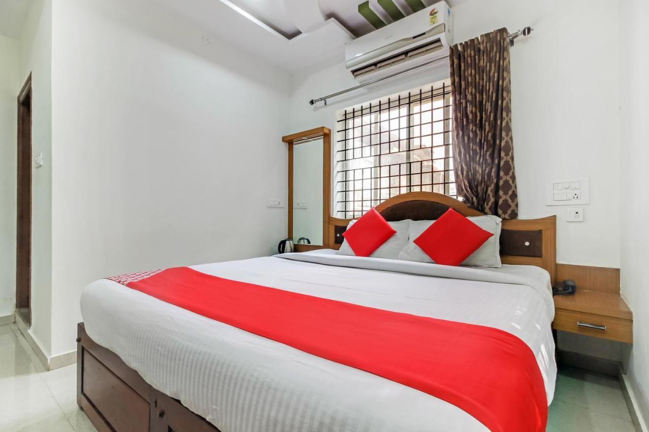 Oyo 28303 Yesh Comforts Hotel Madikeri Bagian luar foto